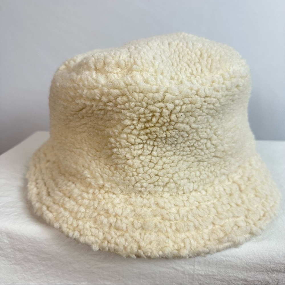 HOLLISTER off-white faux sheepskin bucket hat - one size